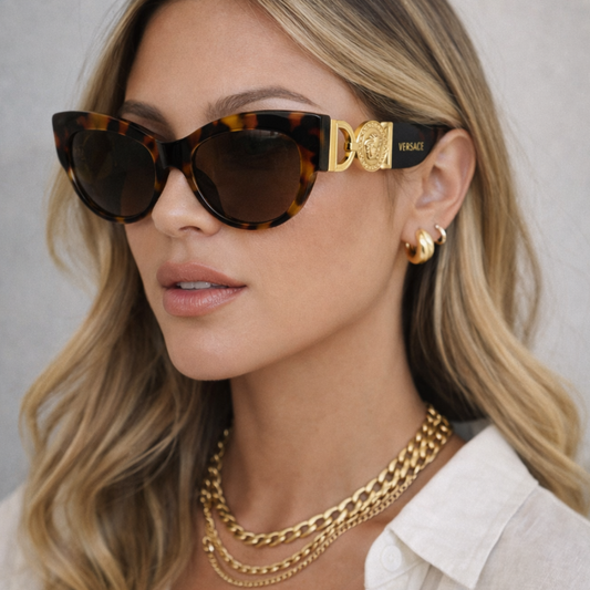 Estilo Clássico e Autêntico, os óculos versace trazem um visual vintage e moderno ao mesmo tempo, perfeitos para quem quer destacar personalidade com conforto e proteção UV. Envio Rápido e Fácil, embalagem personalizado.