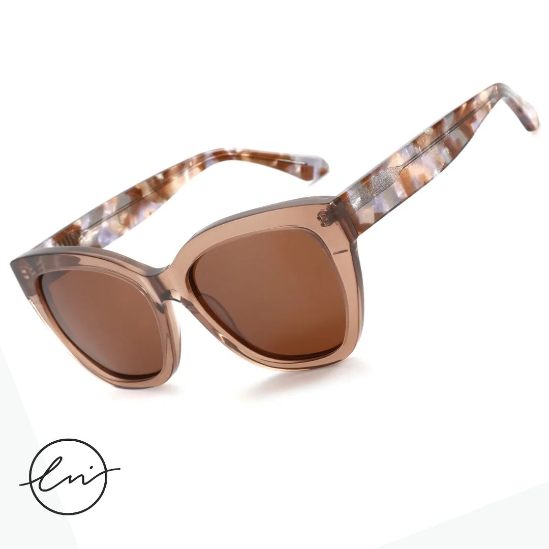 Óculos Gatinho: Elegância e Charme Retrô, os óculos gatinho são perfeitos para quem busca um visual feminino, sofisticado e com toque vintage. Destaque seu estilo com design marcante e proteção UV. Envio Rápido e Fácil, embalagem personalizada.
