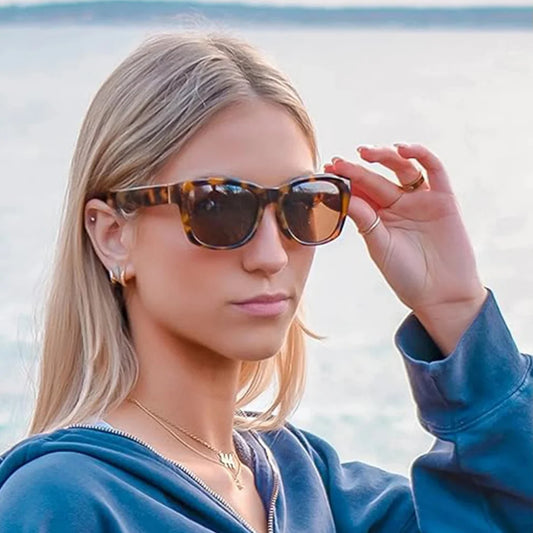 Óculos Gatinho: Elegância e Charme Retrô, os óculos gatinho são perfeitos para quem busca um visual feminino, sofisticado e com toque vintage. Destaque seu estilo com design marcante e proteção UV. Envio Rápido e Fácil, embalagem personalizada.