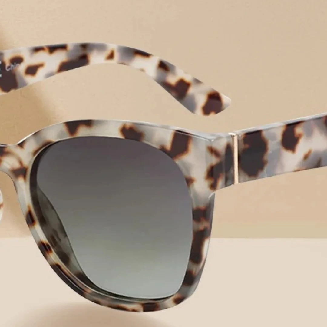 Óculos Gatinho: Elegância e Charme Retrô, os óculos gatinho são perfeitos para quem busca um visual feminino, sofisticado e com toque vintage. Destaque seu estilo com design marcante e proteção UV. Envio Rápido e Fácil, embalagem personalizada.