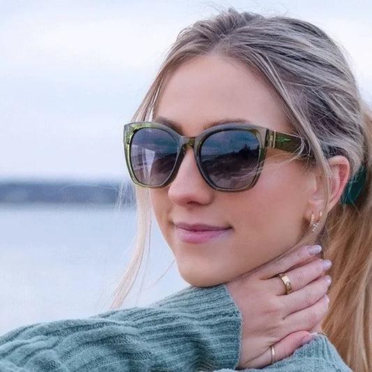 Óculos Gatinho: Elegância e Charme Retrô, os óculos gatinho são perfeitos para quem busca um visual feminino, sofisticado e com toque vintage. Destaque seu estilo com design marcante e proteção UV. Envio Rápido e Fácil, embalagem personalizada.