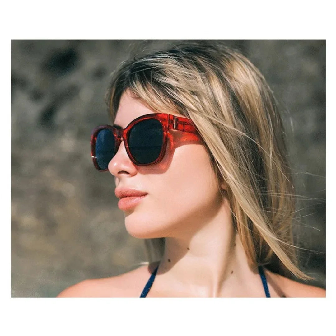 Óculos Gatinho: Elegância e Charme Retrô, os óculos gatinho são perfeitos para quem busca um visual feminino, sofisticado e com toque vintage. Destaque seu estilo com design marcante e proteção UV. Envio Rápido e Fácil, embalagem personalizada.