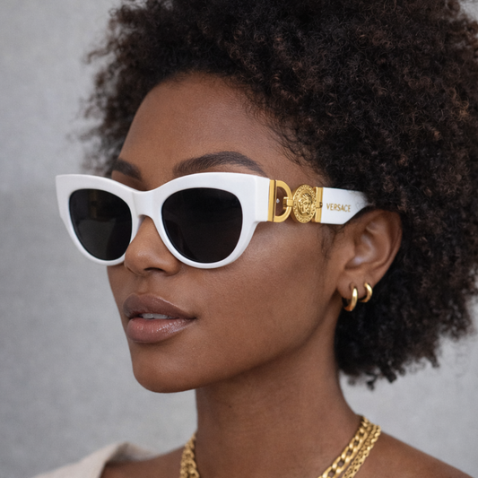 Estilo Clássico e Autêntico, os óculos versace trazem um visual vintage e moderno ao mesmo tempo, perfeitos para quem quer destacar personalidade com conforto e proteção UV. Envio Rápido e Fácil, embalagem personalizado.