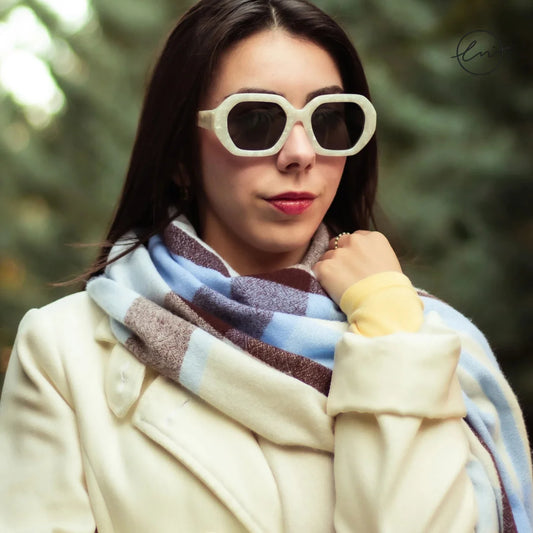 Óculos Hexagonal: Design Geométrico e Estilo Único,os óculos hexagonal feminino se destacam pelo formato moderno e marcante, perfeitos para quem busca originalidade, proteção UV e um visual autêntico. Envio Rápido e Fácil, embalagem personalizada.