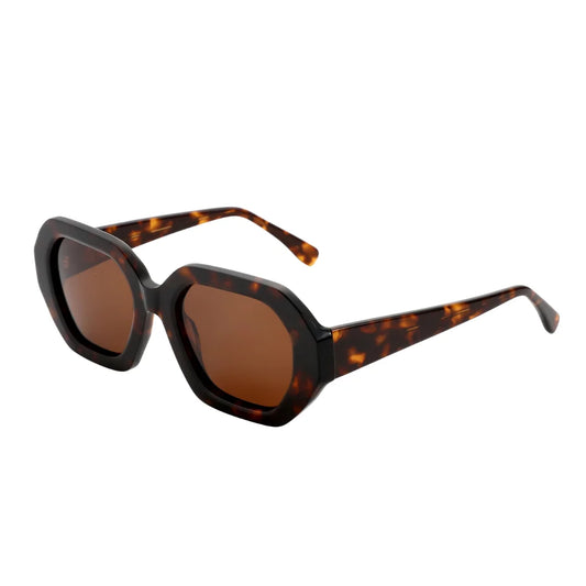 Óculos Hexagonal: Design Geométrico e Estilo Único,os óculos hexagonal feminino se destacam pelo formato moderno e marcante, perfeitos para quem busca originalidade, proteção UV e um visual autêntico. Envio Rápido e Fácil, embalagem personalizada.