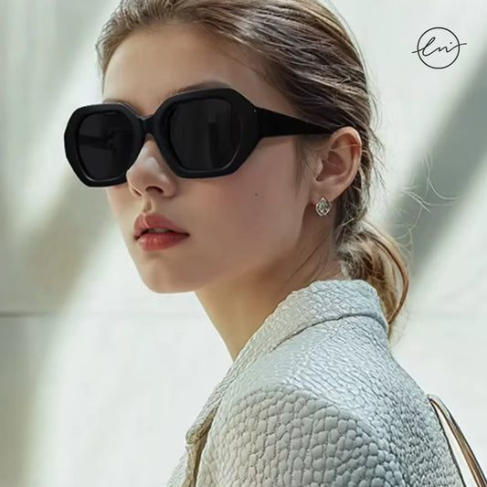 Óculos Hexagonal: Design Geométrico e Estilo Único,os óculos hexagonal feminino se destacam pelo formato moderno e marcante, perfeitos para quem busca originalidade, proteção UV e um visual autêntico. Envio Rápido e Fácil, embalagem personalizada.