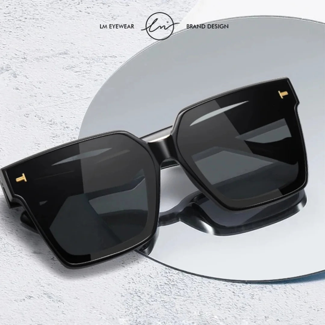 Óculos Quadrado: Visual Moderno e Sofisticado, os óculos quadrado oferecem design marcante e contemporâneo, ideais para quem busca estilo e proteção UV com conforto no dia a dia. Envio Rápido e Fácil, embalagem personalizada. Envio Rápido e Fácil, embalagem personalizada.