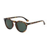 Estilo Clássico e Autêntico, os óculos redondo feminino trazem um visual vintage e moderno ao mesmo tempo, perfeitos para quem quer destacar personalidade com conforto e proteção UV. Envio Rápido e Fácil, embalagem personalizado.