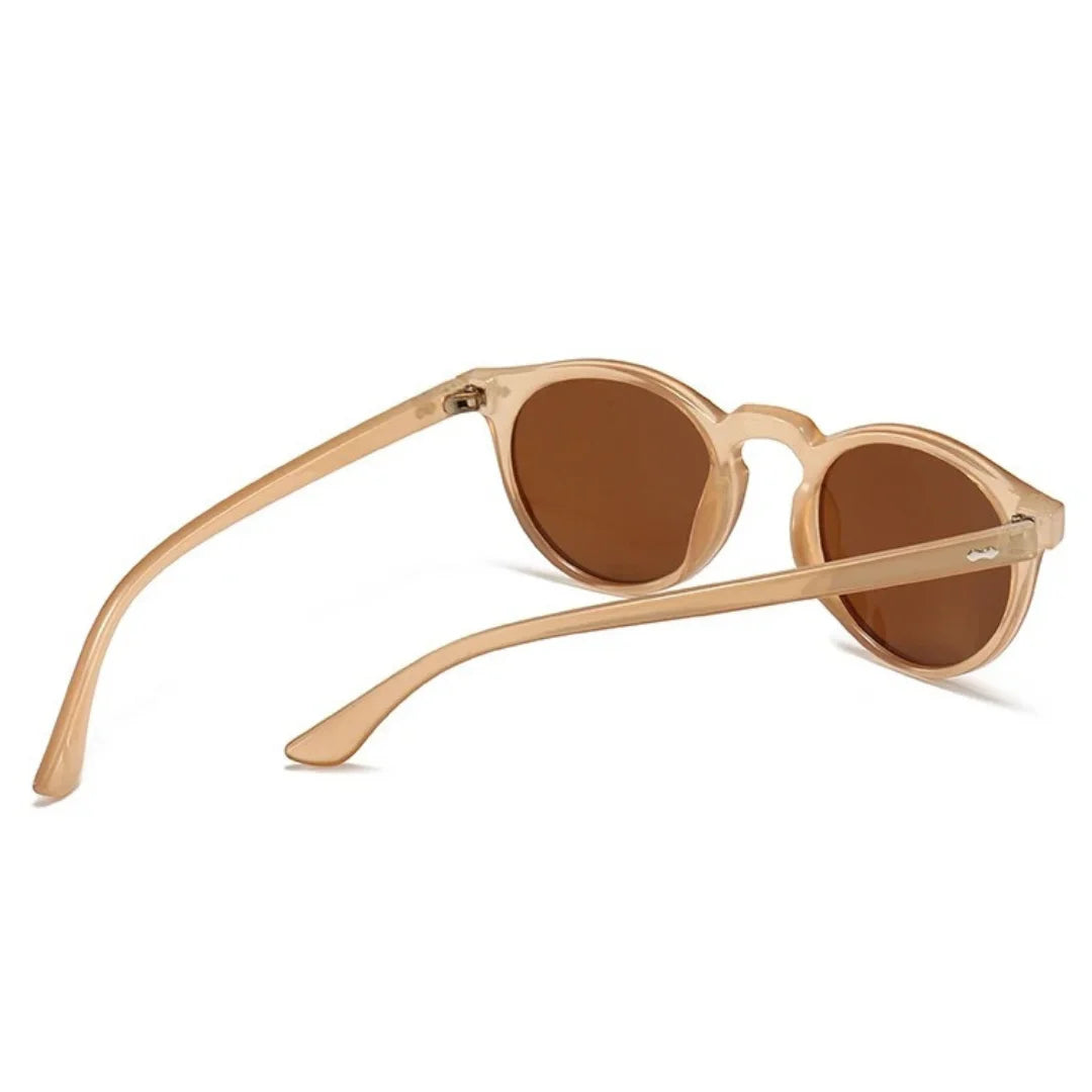 Estilo Clássico e Autêntico, os óculos redondo feminino trazem um visual vintage e moderno ao mesmo tempo, perfeitos para quem quer destacar personalidade com conforto e proteção UV. Envio Rápido e Fácil, embalagem personalizado.