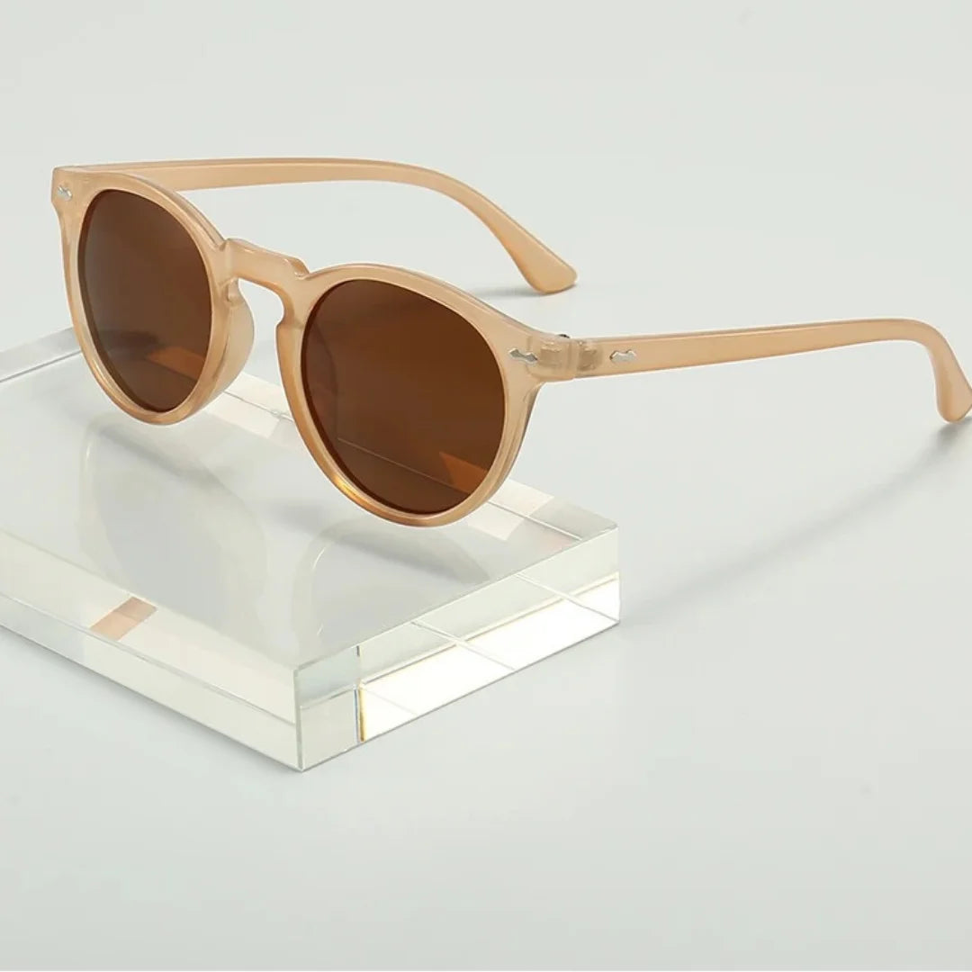 Estilo Clássico e Autêntico, os óculos redondo feminino trazem um visual vintage e moderno ao mesmo tempo, perfeitos para quem quer destacar personalidade com conforto e proteção UV. Envio Rápido e Fácil, embalagem personalizado.