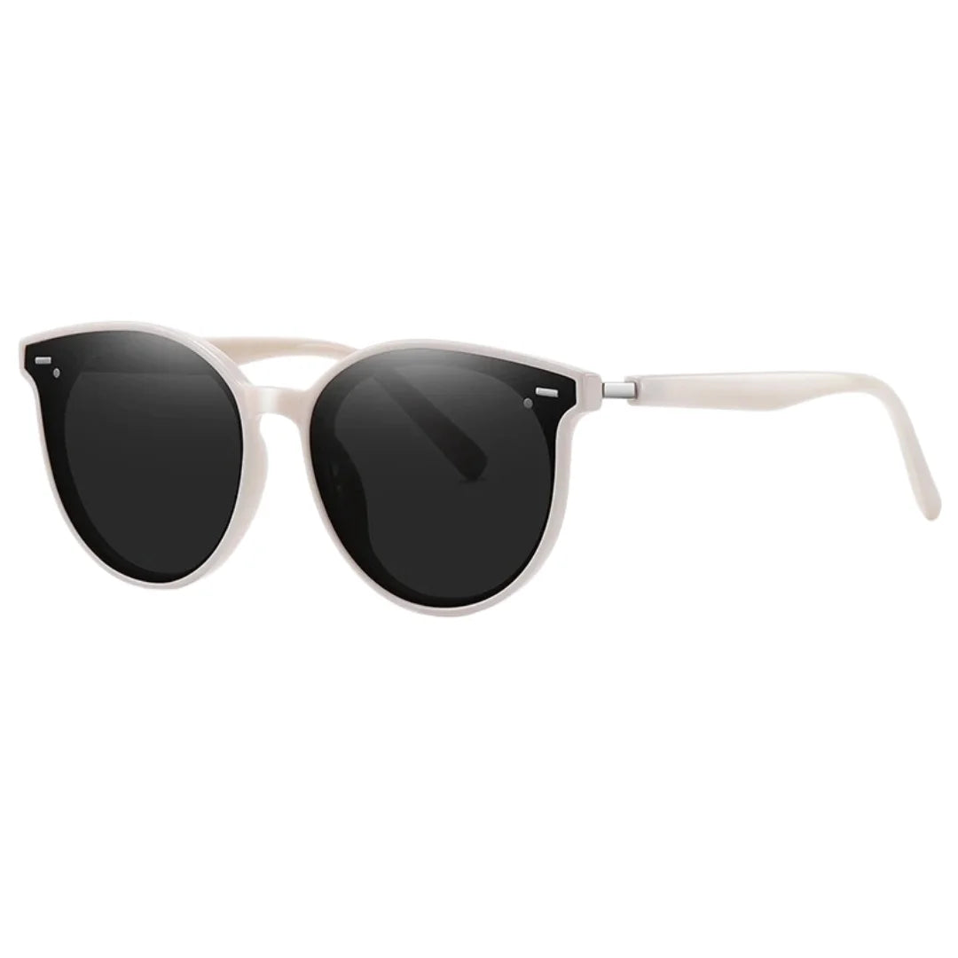 Estilo Clássico e Autêntico, os óculos redondo feminino trazem um visual vintage e moderno ao mesmo tempo, perfeitos para quem quer destacar personalidade com conforto e proteção UV. Envio Rápido e Fácil, embalagem personalizado.