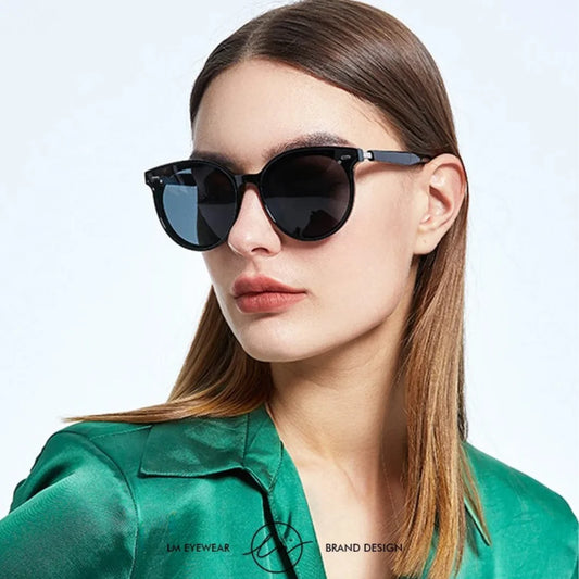 Estilo Clássico e Autêntico, os óculos redondo feminino trazem um visual vintage e moderno ao mesmo tempo, perfeitos para quem quer destacar personalidade com conforto e proteção UV. Envio Rápido e Fácil, embalagem personalizado.