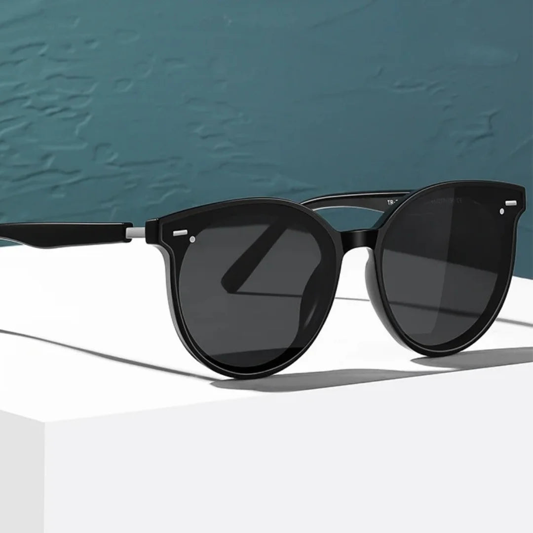 Estilo Clássico e Autêntico, os óculos redondo feminino trazem um visual vintage e moderno ao mesmo tempo, perfeitos para quem quer destacar personalidade com conforto e proteção UV. Envio Rápido e Fácil, embalagem personalizado.