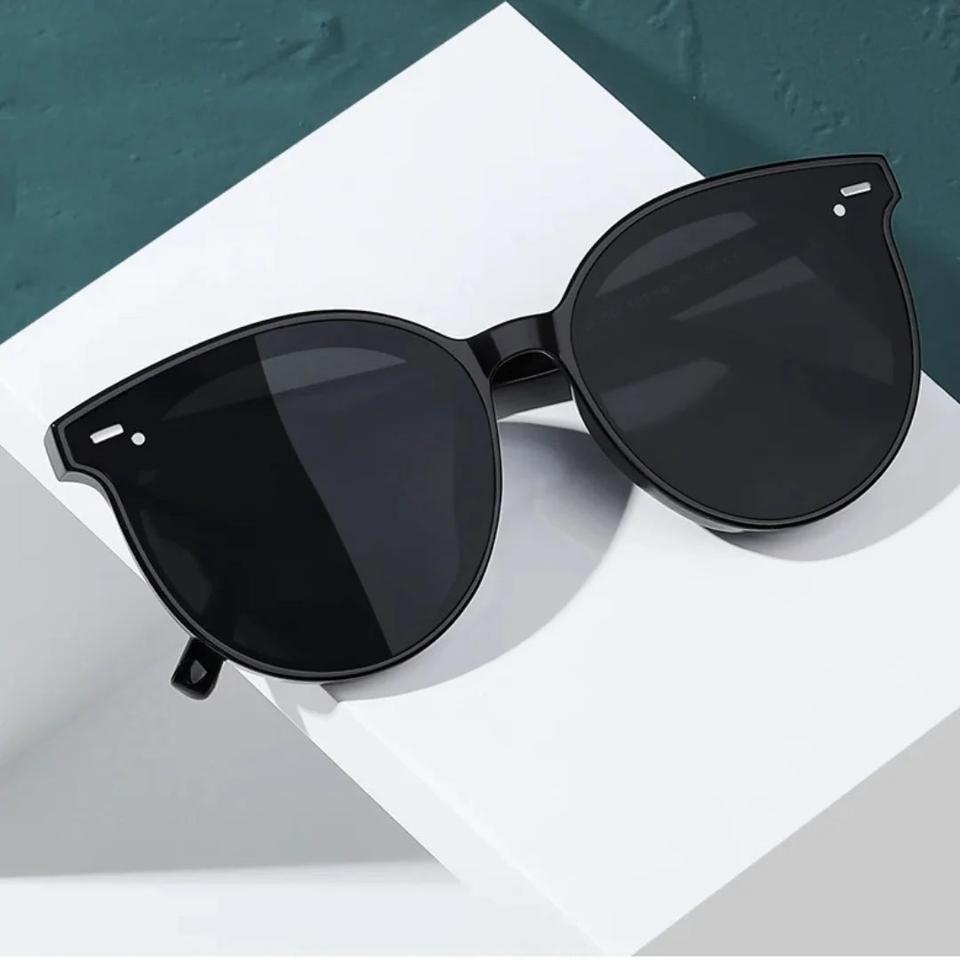 Estilo Clássico e Autêntico, os óculos redondo feminino trazem um visual vintage e moderno ao mesmo tempo, perfeitos para quem quer destacar personalidade com conforto e proteção UV. Envio Rápido e Fácil, embalagem personalizado.