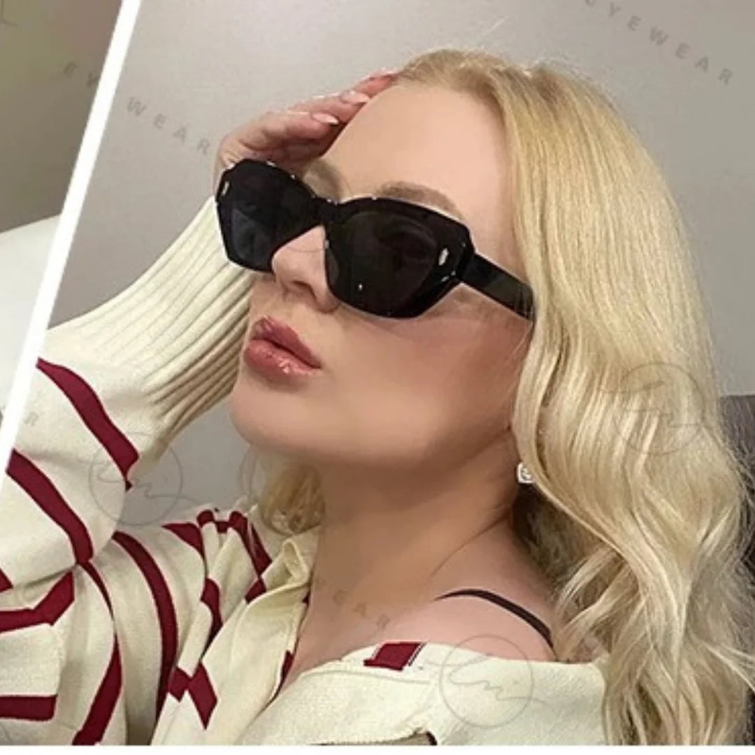 Óculos Retrô Feminino: Estilo Vintage e Sofisticação, descubra os óculos retrô feminino com design clássico e toque moderno. Perfeitos para mulheres que valorizam charme, personalidade e proteção UV no dia a dia. Envio Rápido e Fácil, embalagem personalizada.