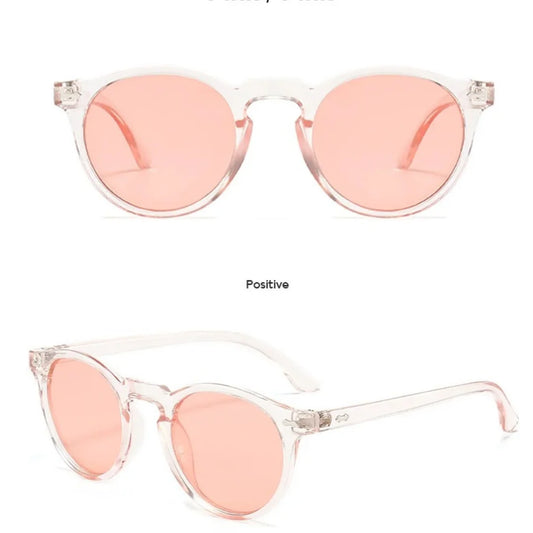 Estilo Clássico e Autêntico, os óculos redondo feminino trazem um visual vintage e moderno ao mesmo tempo, perfeitos para quem quer destacar personalidade com conforto e proteção UV. Envio Rápido e Fácil, embalagem personalizado.