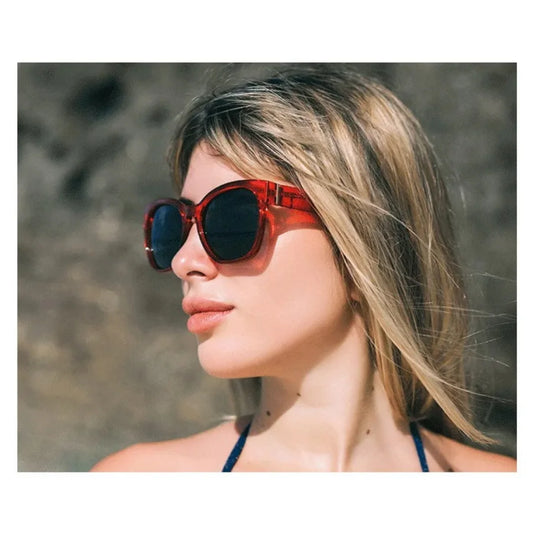 Óculos Gatinho: Elegância e Charme Retrô, os óculos gatinho são perfeitos para quem busca um visual feminino, sofisticado e com toque vintage. Destaque seu estilo com design marcante e proteção UV. Envio Rápido e Fácil, embalagem personalizada.