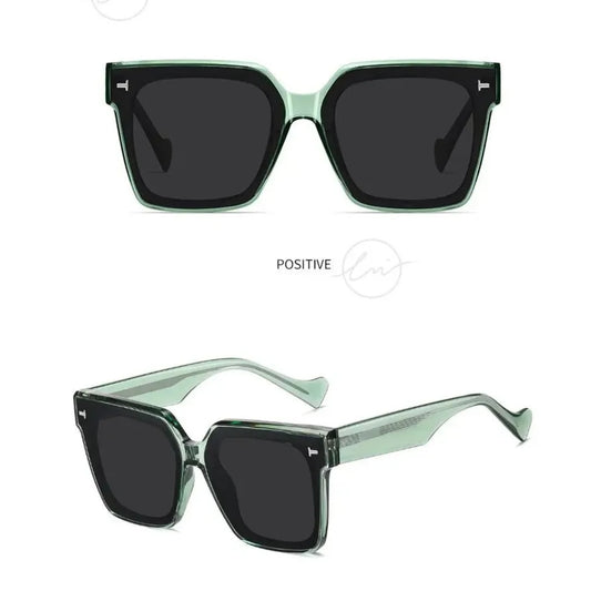 Óculos Quadrado: Visual Moderno e Sofisticado, os óculos quadrado oferecem design marcante e contemporâneo, ideais para quem busca estilo e proteção UV com conforto no dia a dia. Envio Rápido e Fácil, embalagem personalizada. Envio Rápido e Fácil, embalagem personalizada.