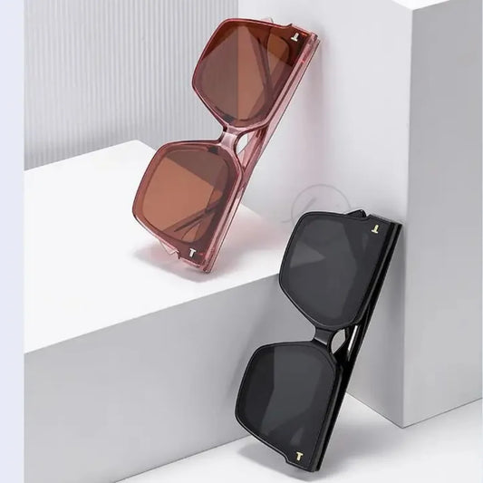 Óculos Quadrado: Visual Moderno e Sofisticado, os óculos quadrado oferecem design marcante e contemporâneo, ideais para quem busca estilo e proteção UV com conforto no dia a dia. Envio Rápido e Fácil, embalagem personalizada. Envio Rápido e Fácil, embalagem personalizada.