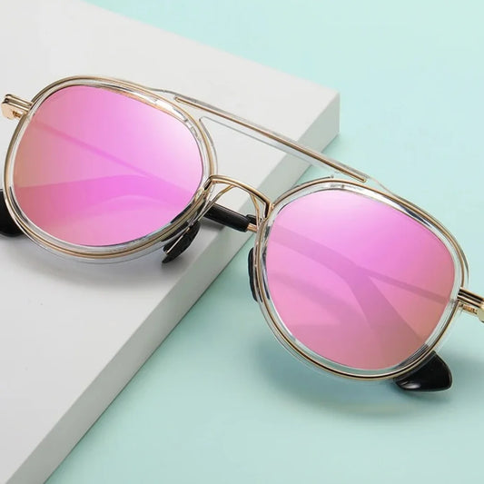 Estilo Clássico e Autêntico, os óculos redondo feminino trazem um visual vintage e moderno ao mesmo tempo, perfeitos para quem quer destacar personalidade com conforto e proteção UV. Envio Rápido e Fácil, embalagem personalizado.