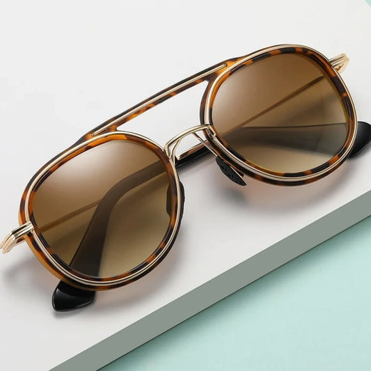 Estilo Clássico e Autêntico, os óculos redondo feminino trazem um visual vintage e moderno ao mesmo tempo, perfeitos para quem quer destacar personalidade com conforto e proteção UV. Envio Rápido e Fácil, embalagem personalizado.