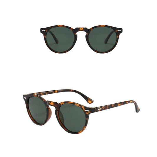 Estilo Clássico e Autêntico, os óculos redondo feminino trazem um visual vintage e moderno ao mesmo tempo, perfeitos para quem quer destacar personalidade com conforto e proteção UV. Envio Rápido e Fácil, embalagem personalizado.