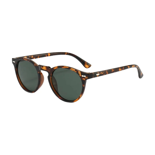 Estilo Clássico e Autêntico, os óculos redondo feminino trazem um visual vintage e moderno ao mesmo tempo, perfeitos para quem quer destacar personalidade com conforto e proteção UV. Envio Rápido e Fácil, embalagem personalizado.