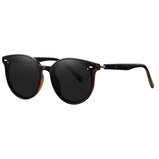 Estilo Clássico e Autêntico, os óculos redondo feminino trazem um visual vintage e moderno ao mesmo tempo, perfeitos para quem quer destacar personalidade com conforto e proteção UV. Envio Rápido e Fácil, embalagem personalizado.