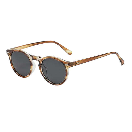 Estilo Clássico e Autêntico, os óculos redondo feminino trazem um visual vintage e moderno ao mesmo tempo, perfeitos para quem quer destacar personalidade com conforto e proteção UV. Envio Rápido e Fácil, embalagem personalizado.